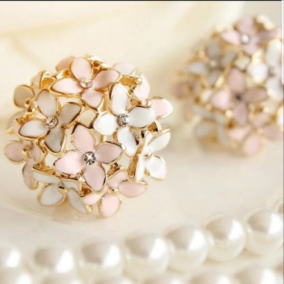 Relisted♡Ella♡ Floral Post Earrings - Picture 2 of 5